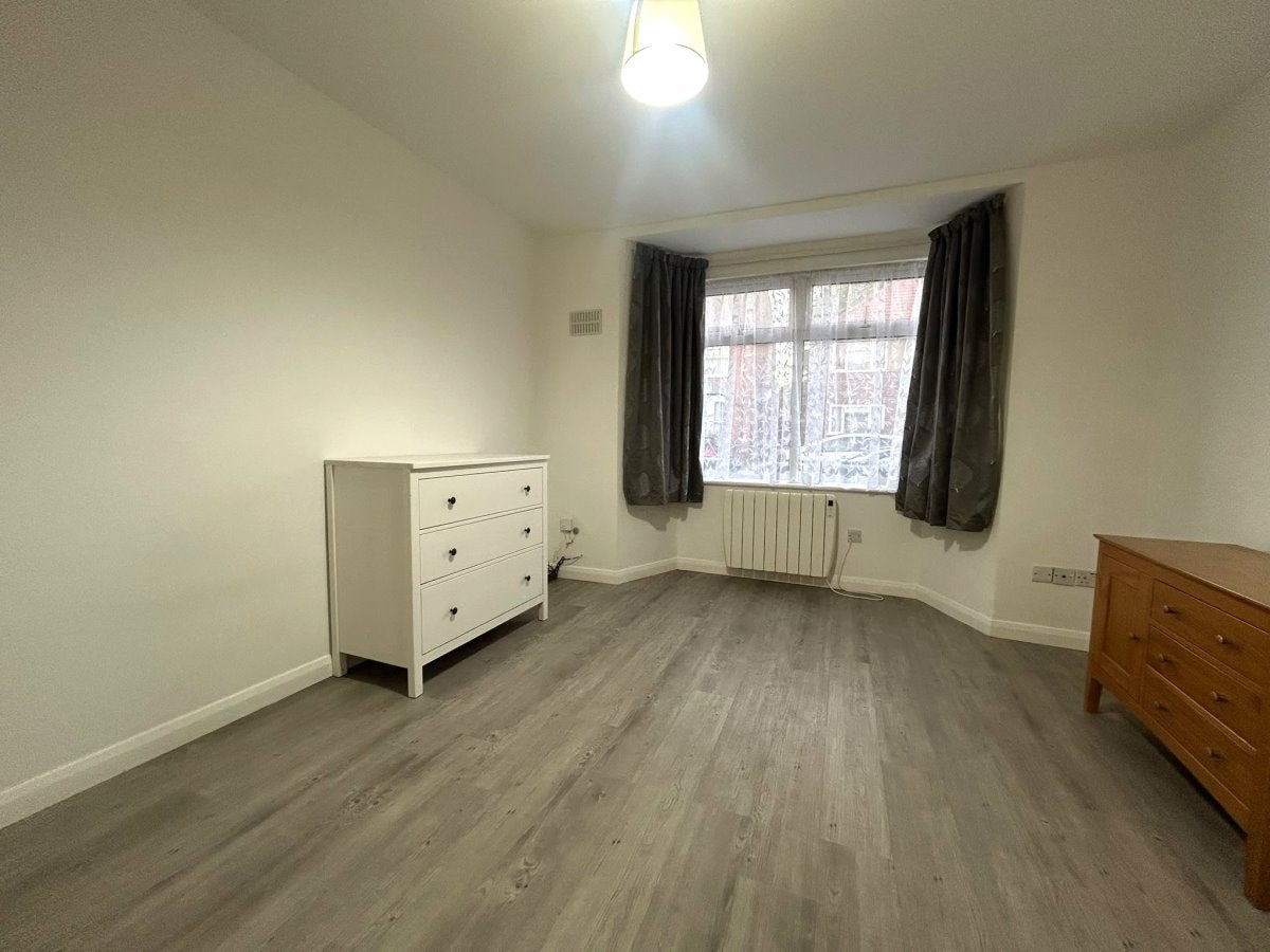 Flat Peel Road in Greater London
