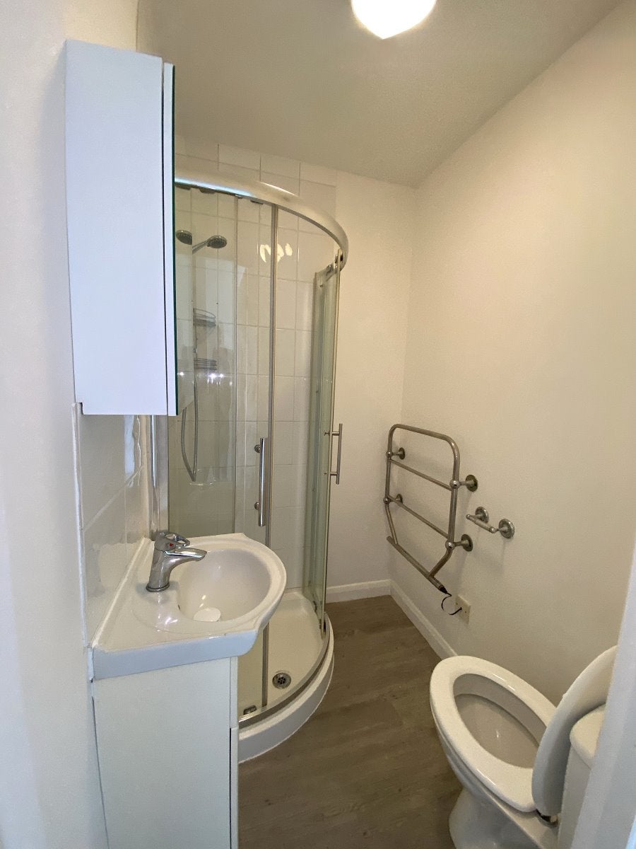 Flat Peel Road in Greater London