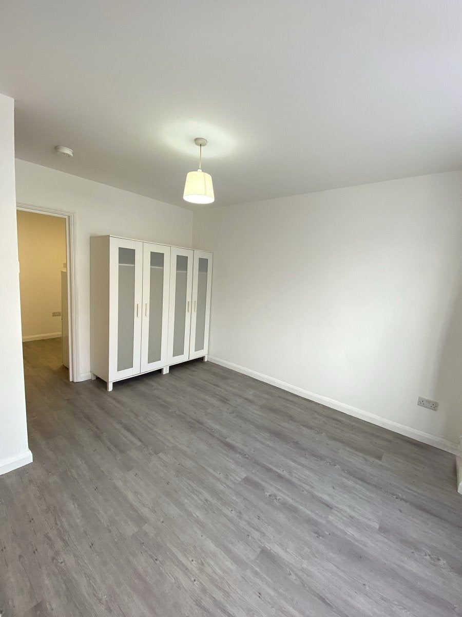 Flat Peel Road in Greater London