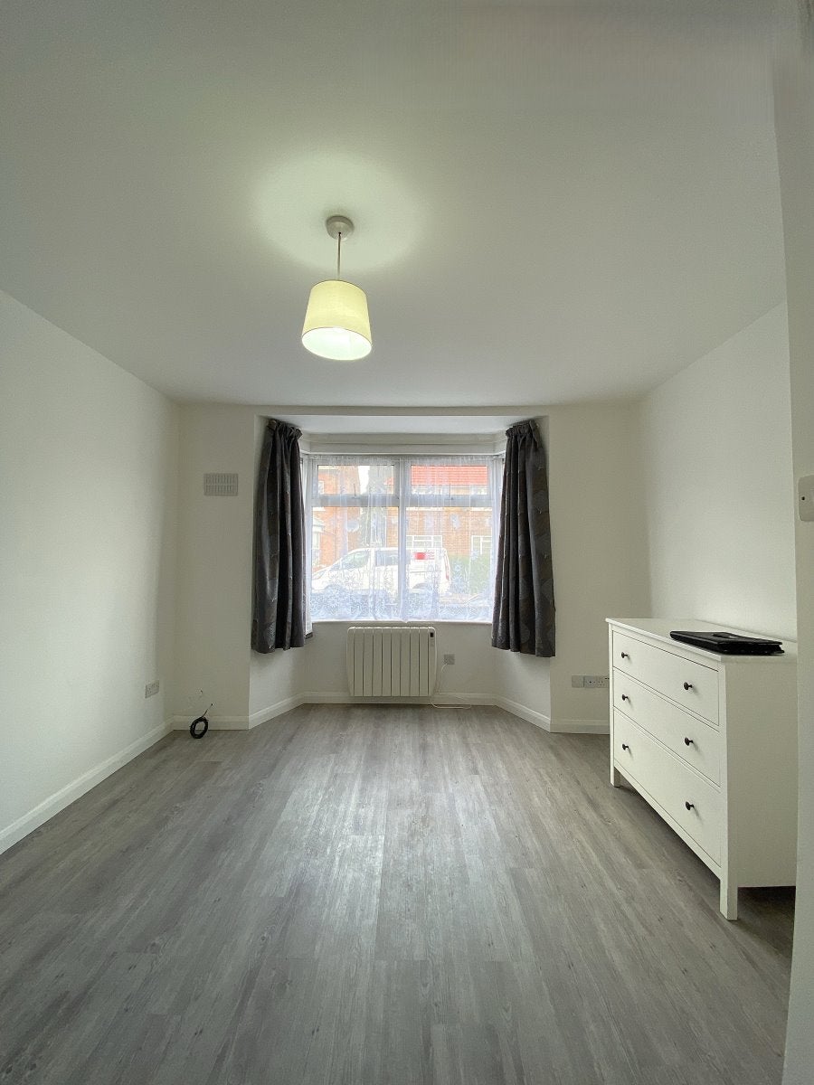 Flat Peel Road in Greater London