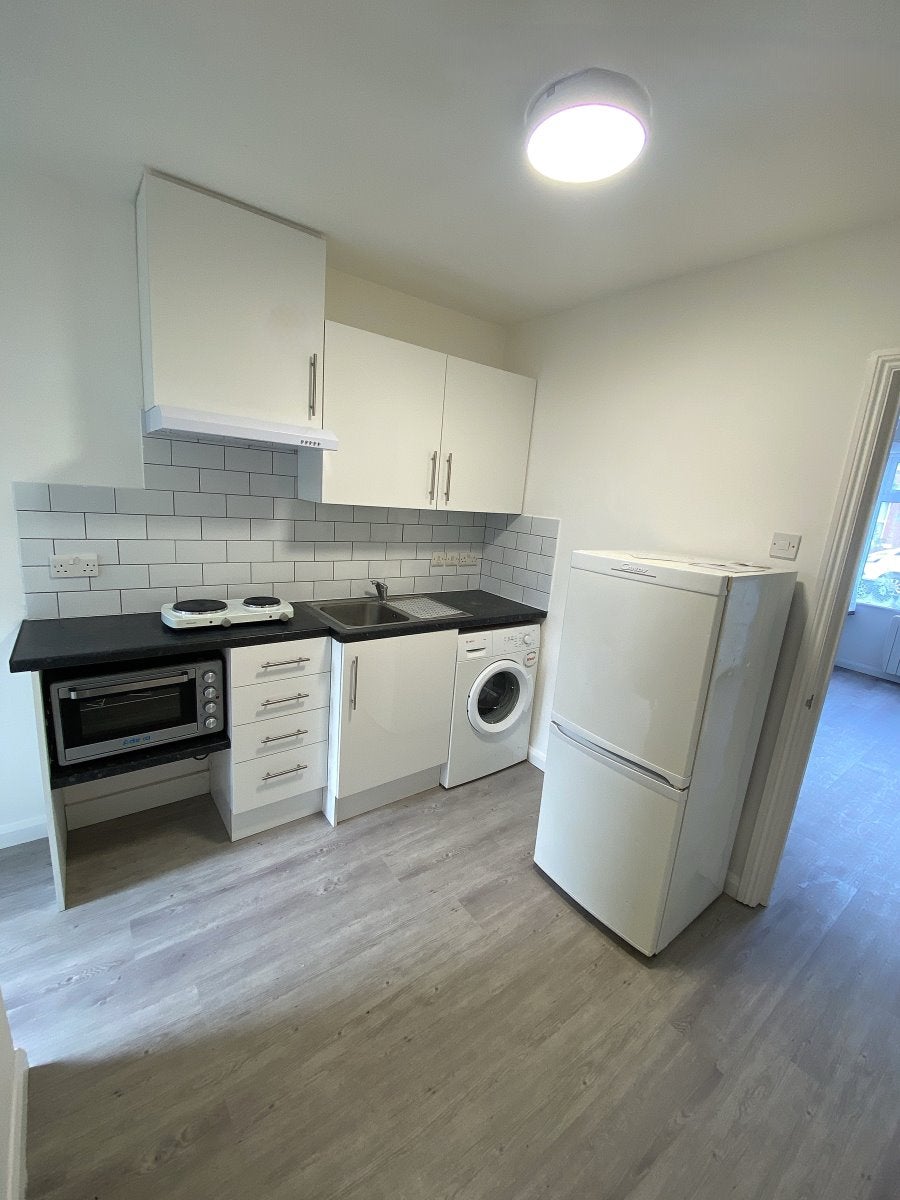 Flat Peel Road in Greater London