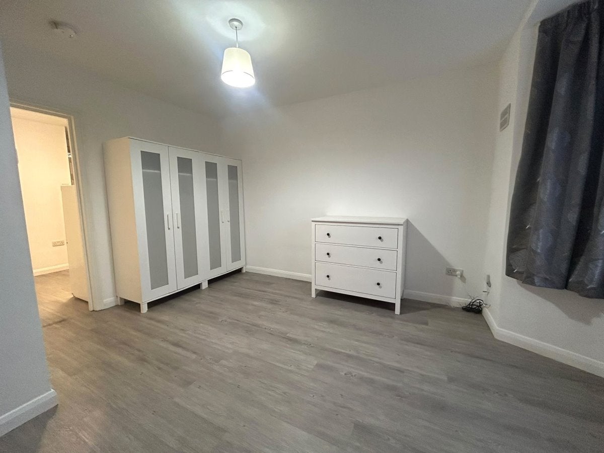 Flat Peel Road in Greater London