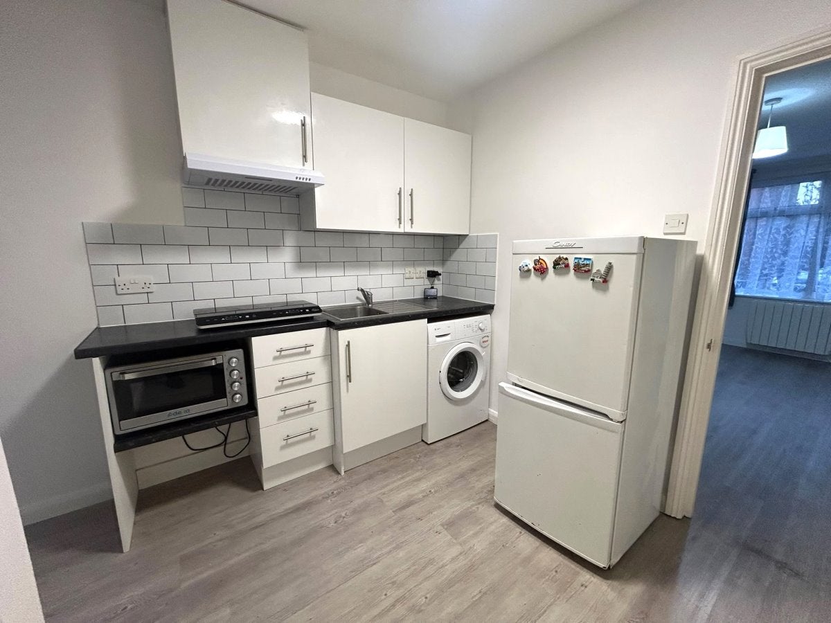 Flat Peel Road in Greater London