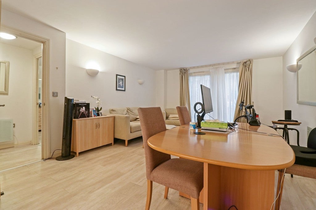 Flat Great Dover Street in Greater London