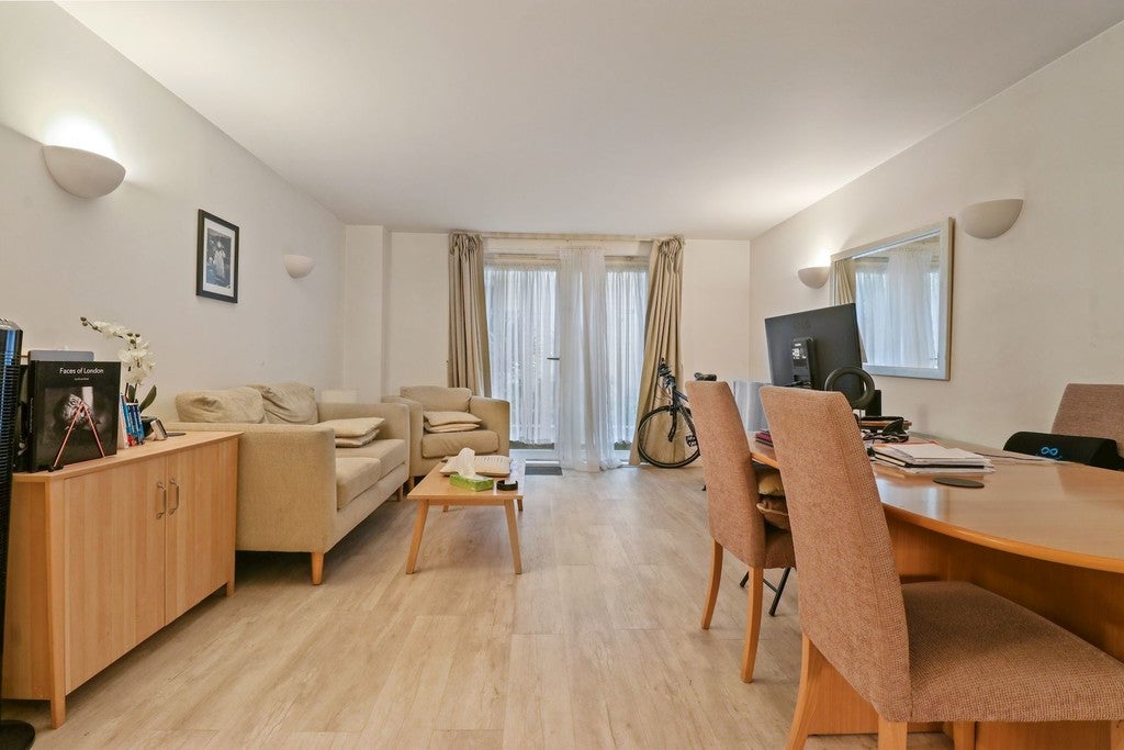 Flat Great Dover Street in Greater London