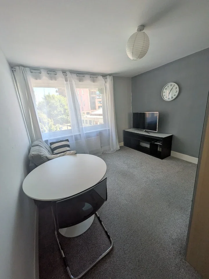 Room Watts Grove in Greater London