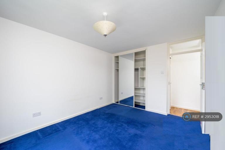 Flat Ashbourne Close in Greater London