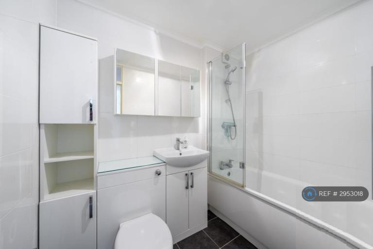 Flat Ashbourne Close in Greater London