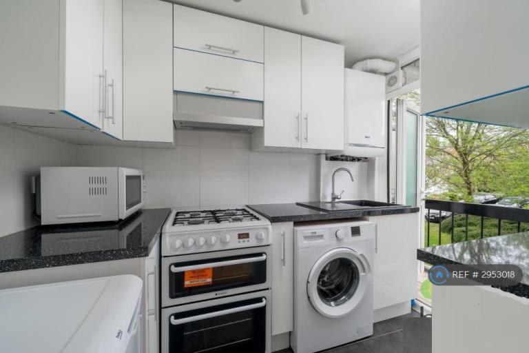 Flat Ashbourne Close in Greater London