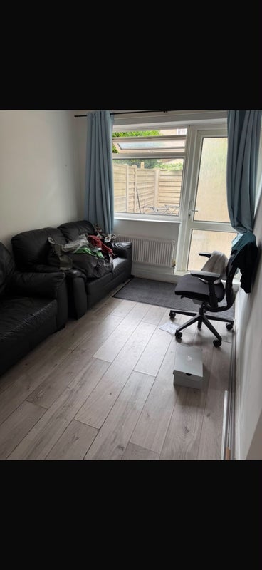 Room Alverstone Road in Greater London