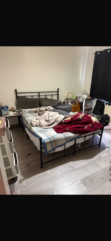 Room Alverstone Road in Greater London