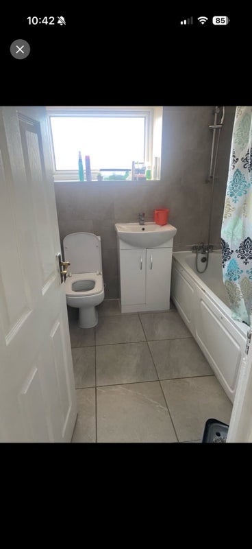 Room Alverstone Road in Greater London