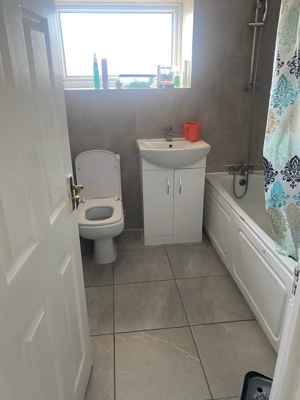 Room Alverstone Road in Greater London