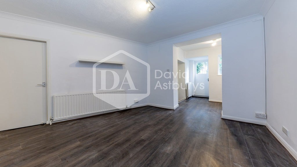 Flat Greenwood Road in Greater London