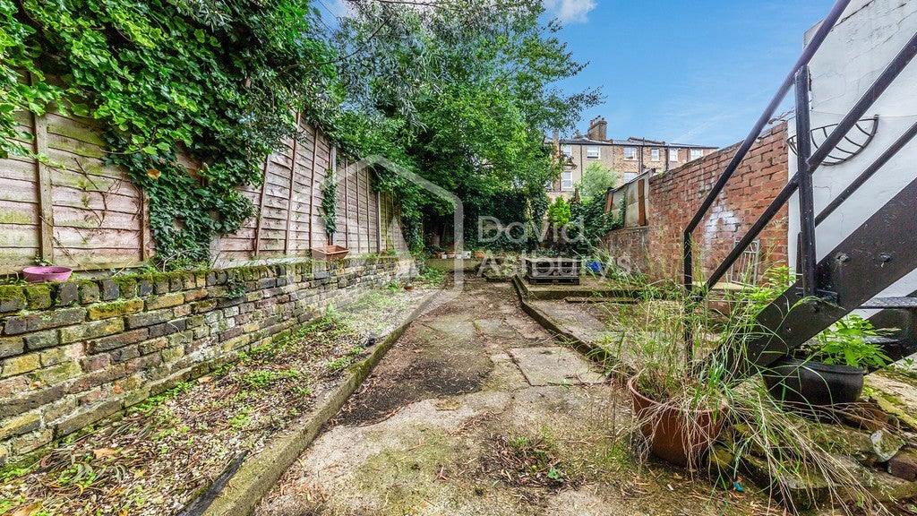 Flat Greenwood Road in Greater London