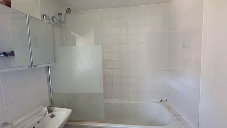 Flat Granville Gardens in Greater London