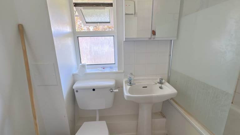 Flat Granville Gardens in Greater London