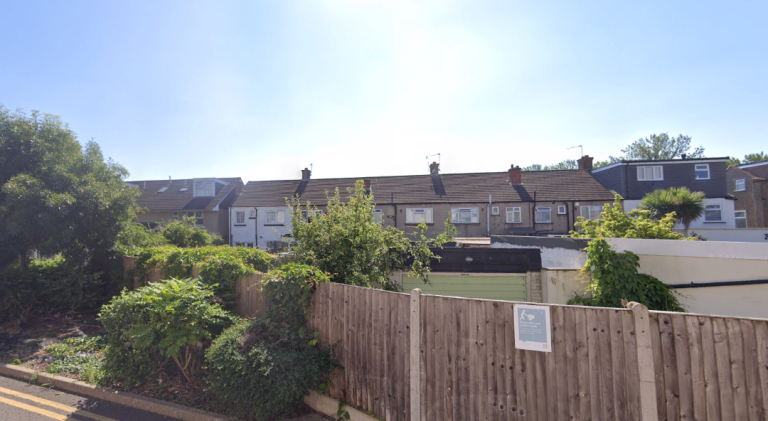Flat Granville Gardens in Greater London