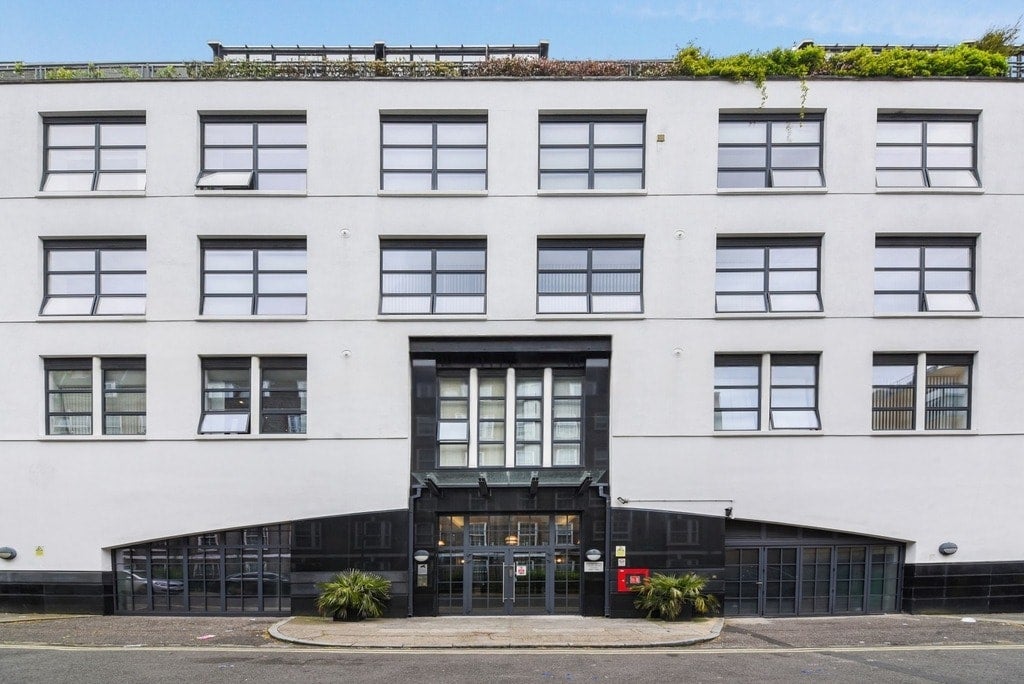 Flat Carlow Street in Greater London