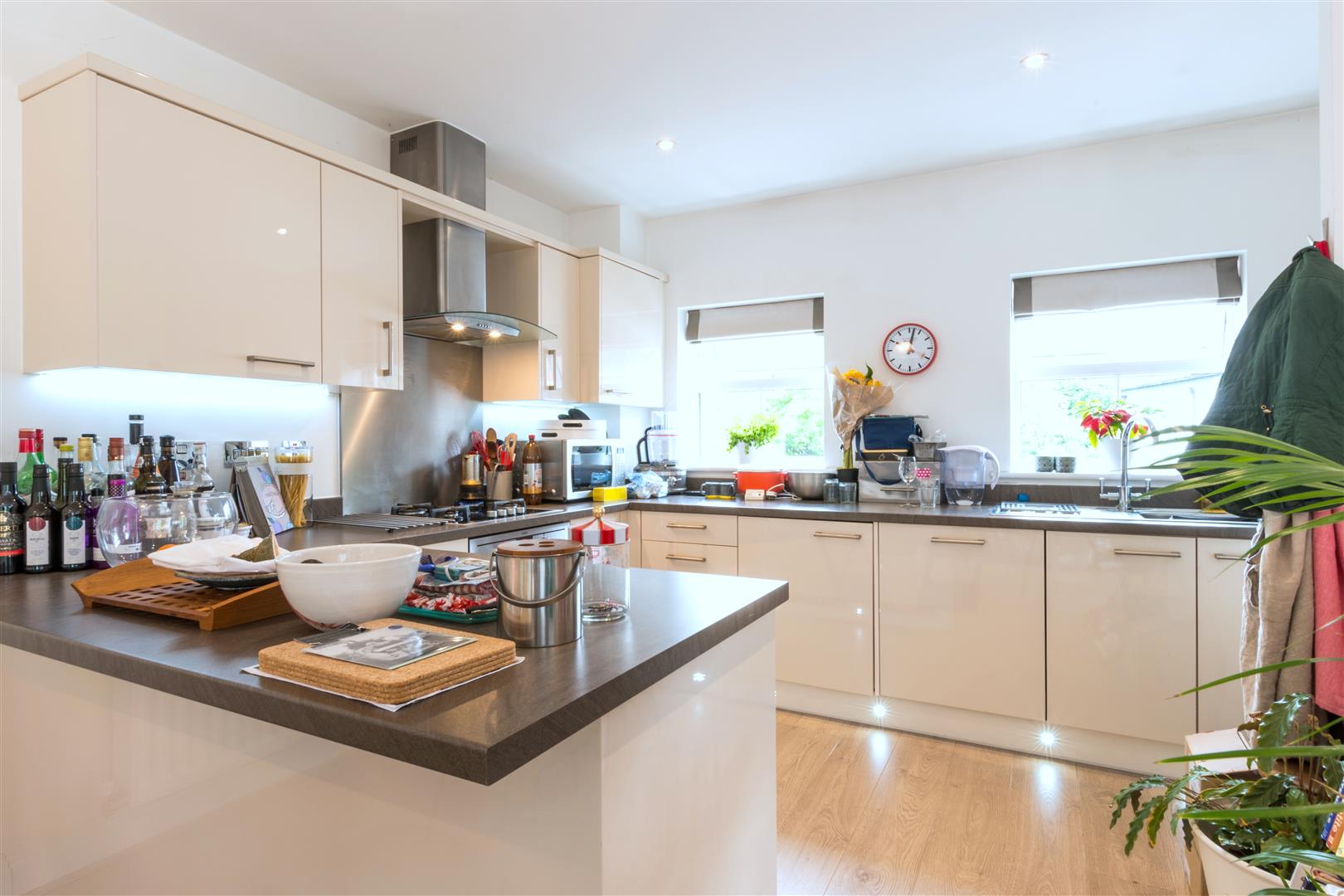 Flat Ashley Road in Walton-on-Thames