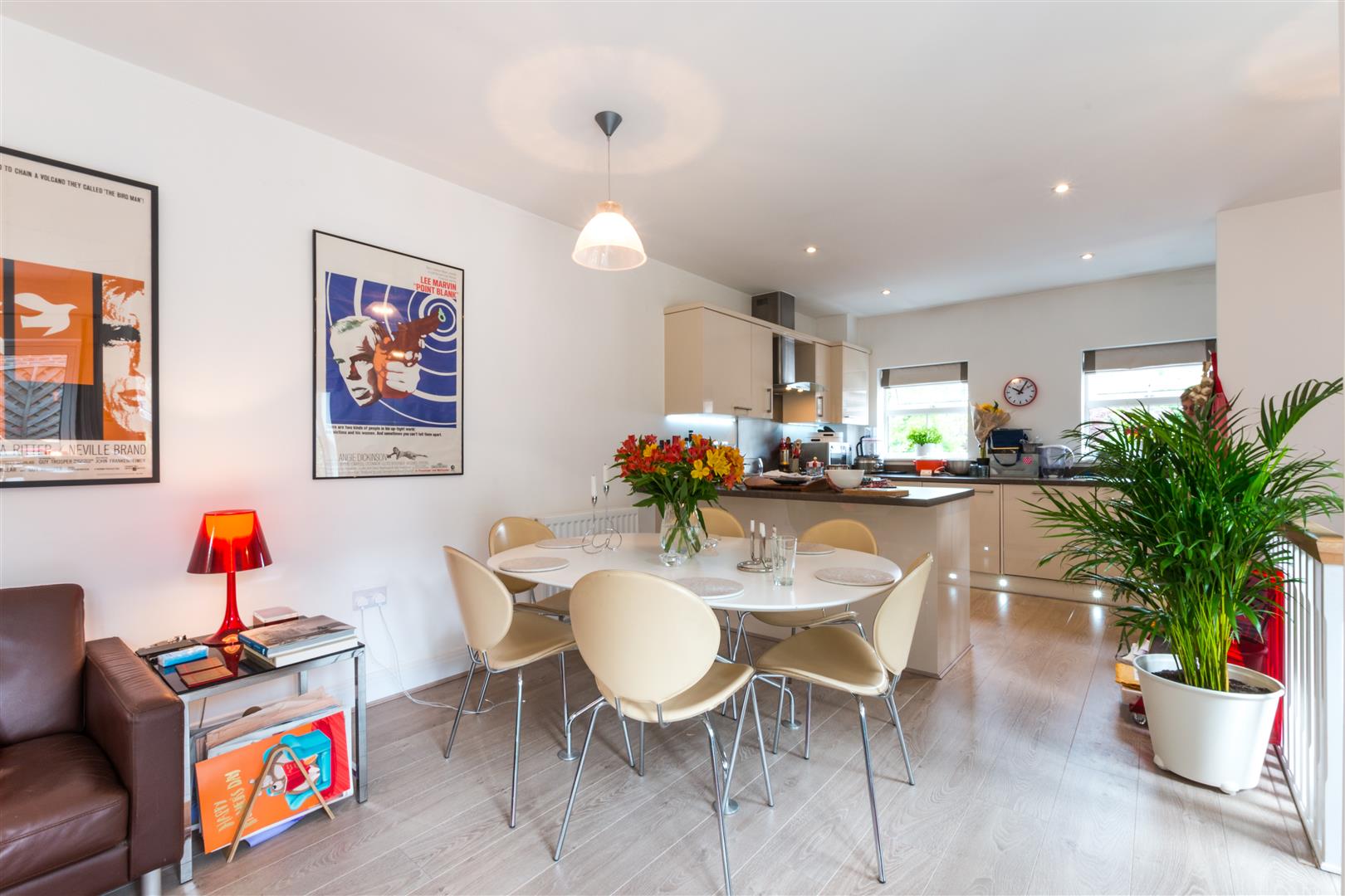 Flat Ashley Road in Walton-on-Thames