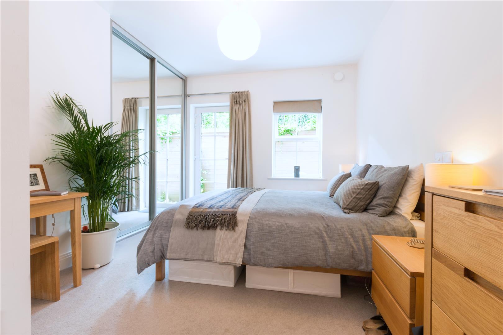 Flat Ashley Road in Walton-on-Thames