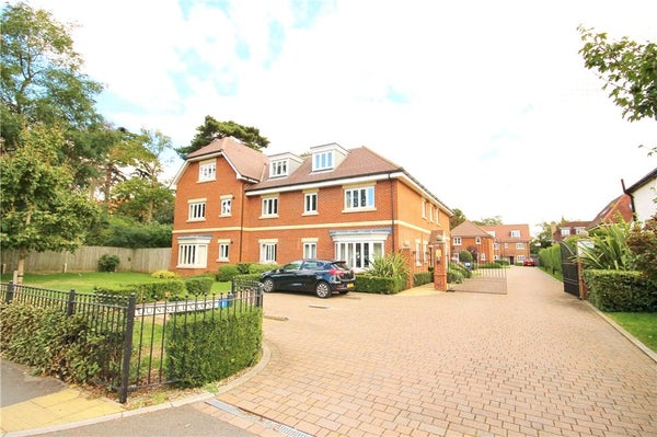 Flat Dunnell Close in Sunbury-on-Thames