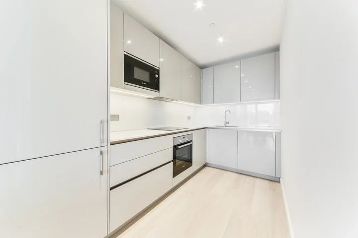 Flat Deacon Street in Greater London