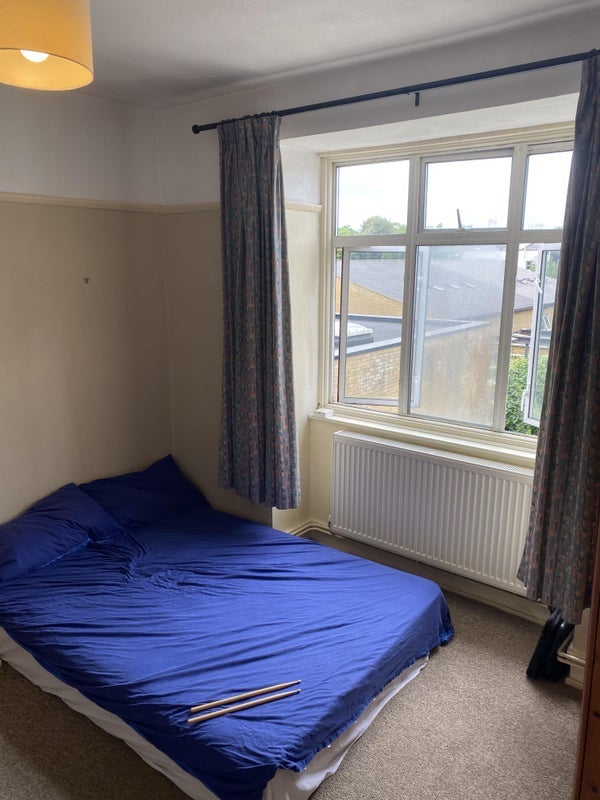 Room West Road in Greater London