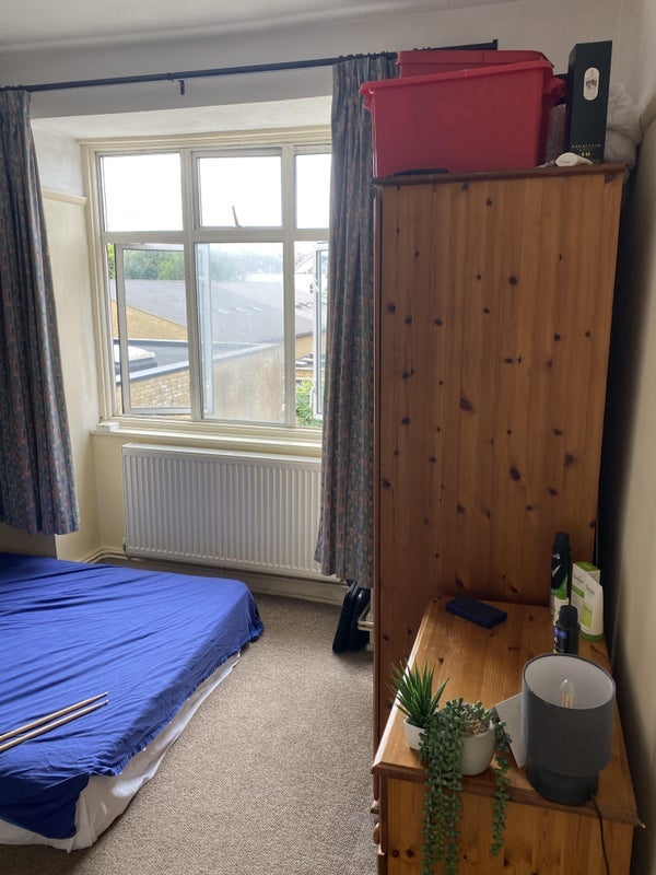 Room West Road in Greater London