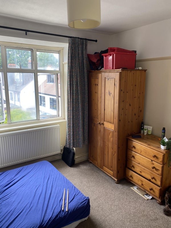 Room West Road in Greater London
