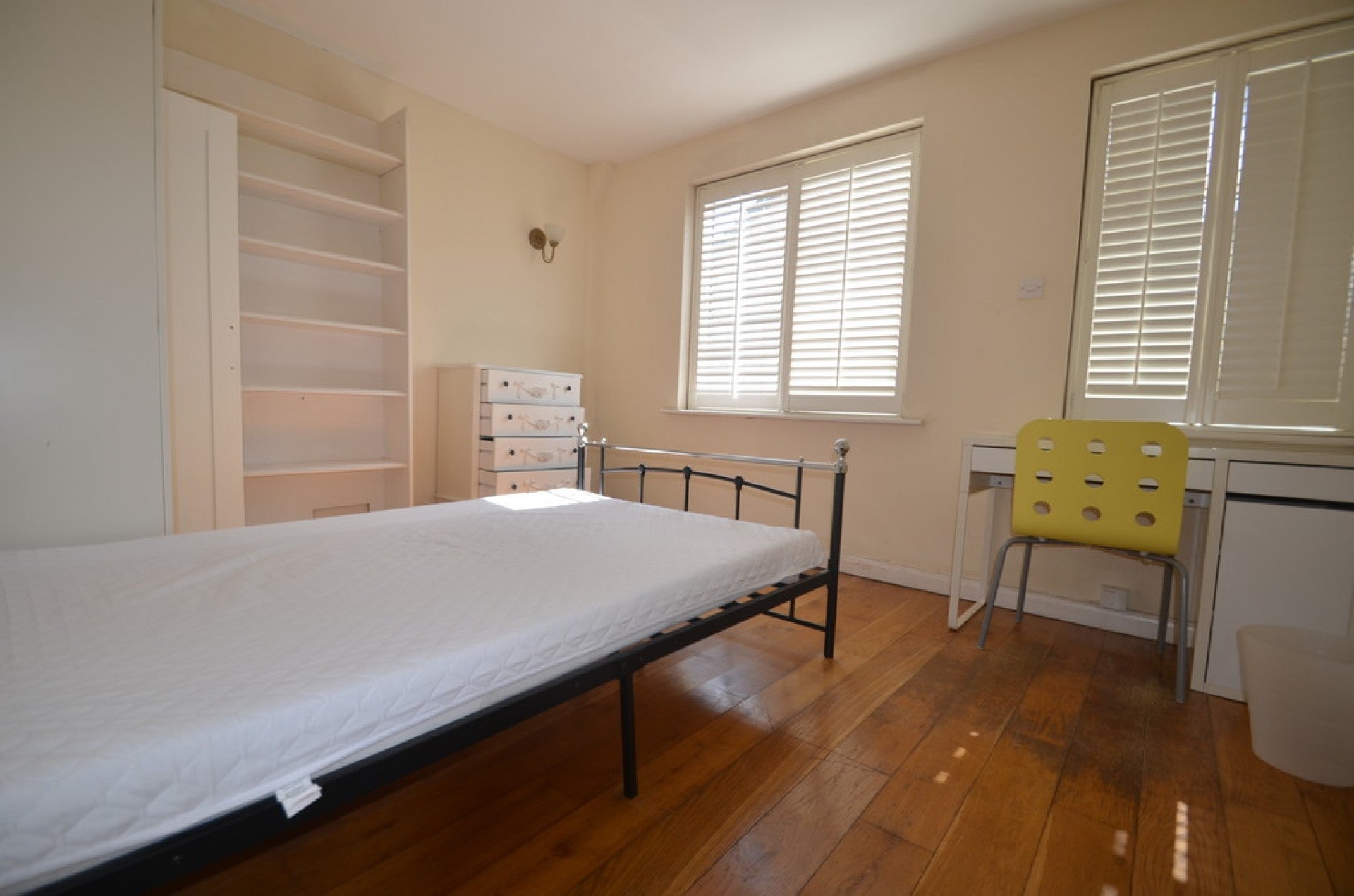 Room Clarence Street in Borough of Runnymede