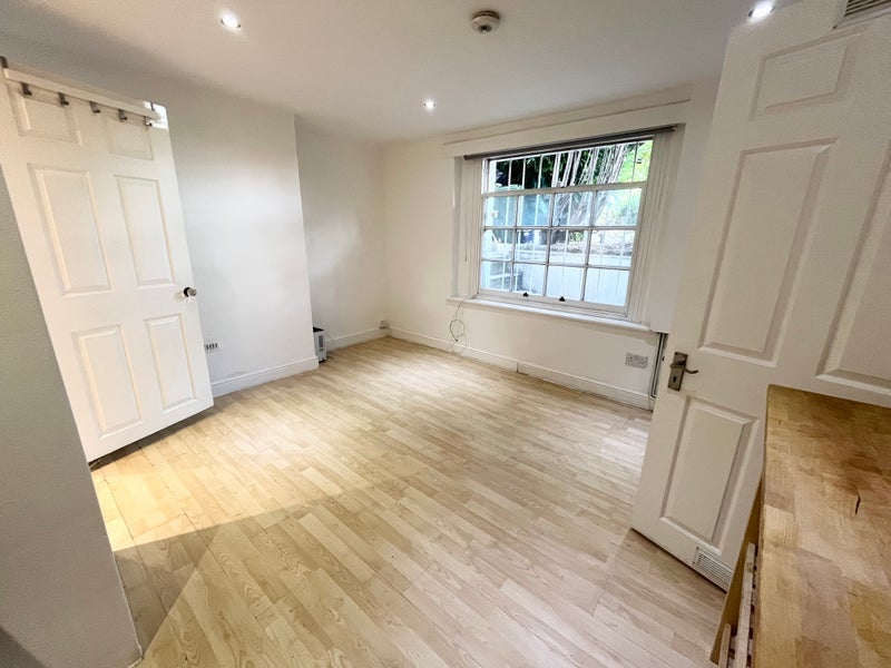 Room Merton Road in Greater London