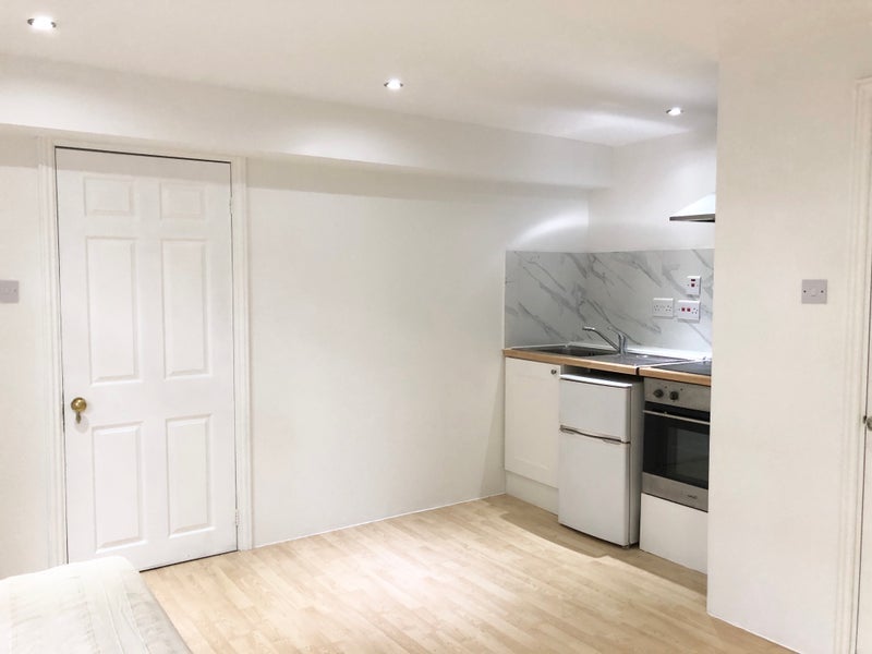 Room Merton Road in Greater London