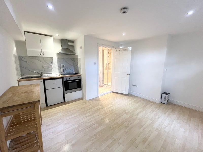 Room Merton Road in Greater London