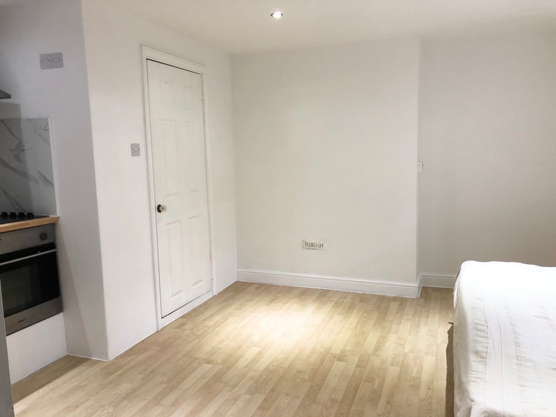 Room Merton Road in Greater London