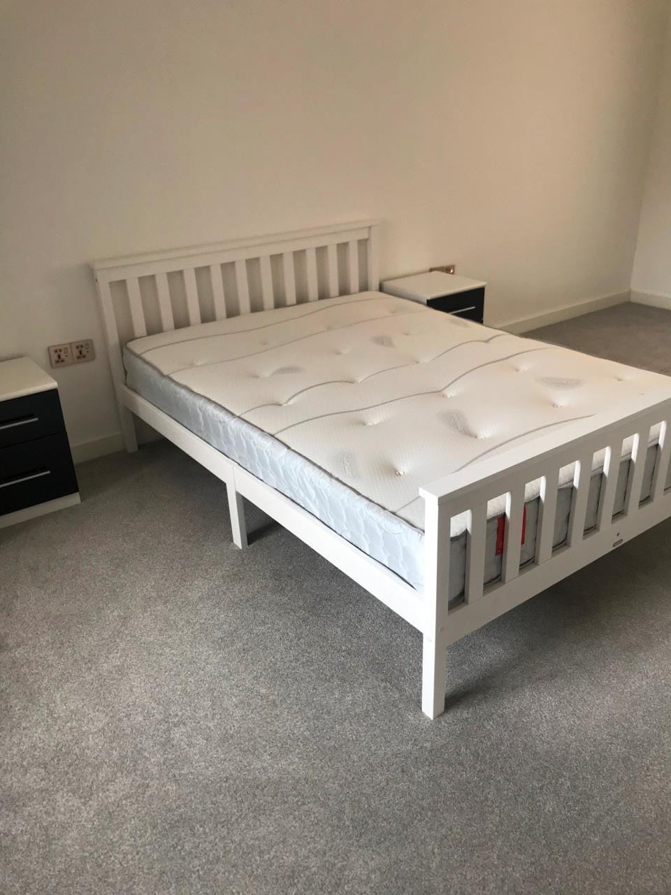 Room Weedon Road in Upton