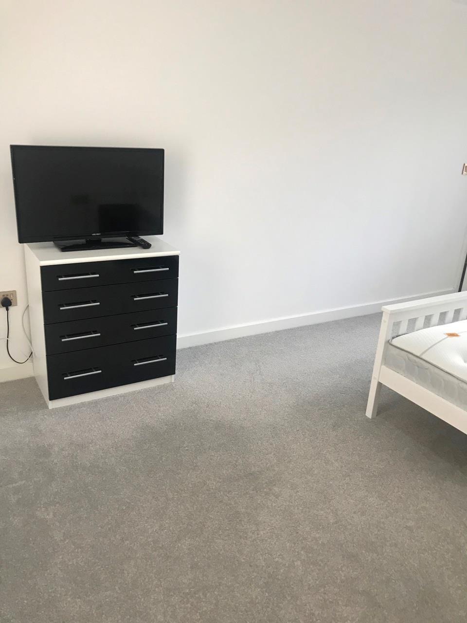 Room Weedon Road in Upton