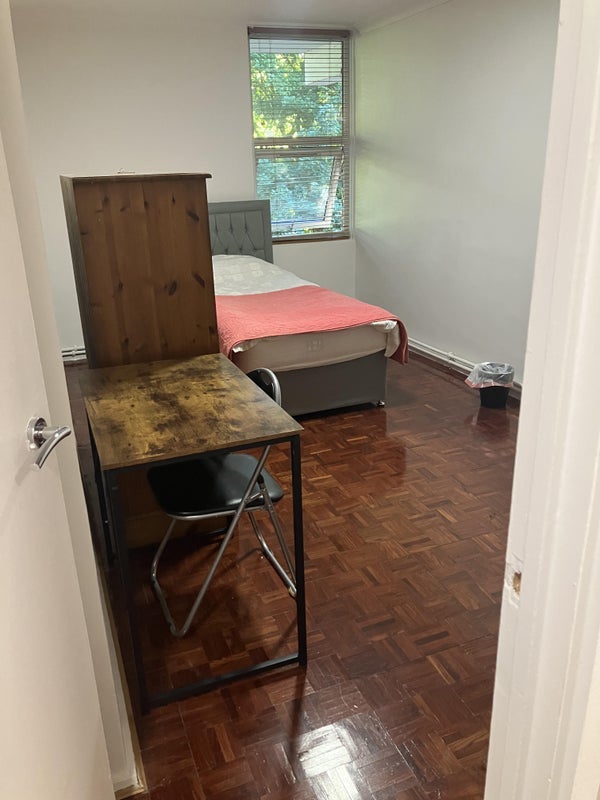 Room Douglas Road North in Greater London