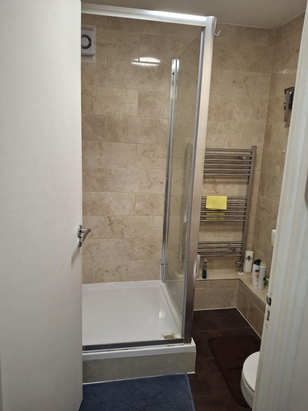 Room Douglas Road North in Greater London