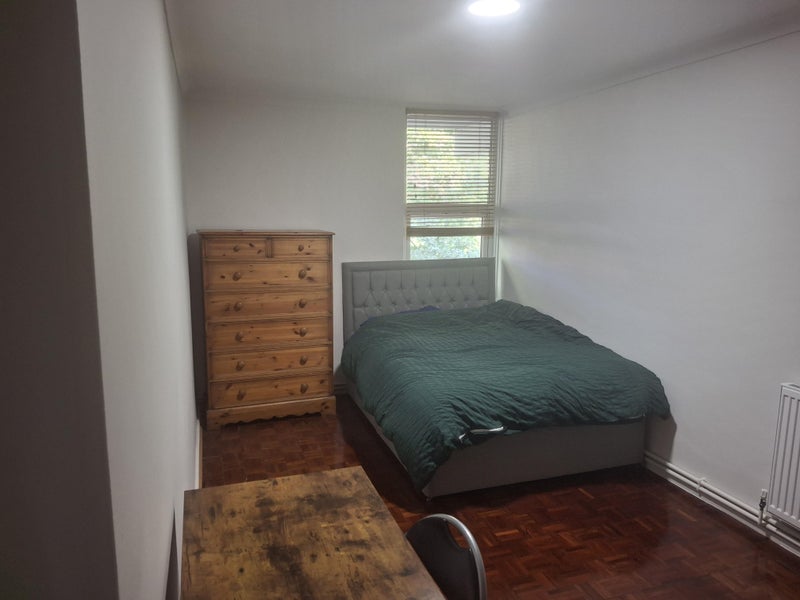 Room Douglas Road North in Greater London