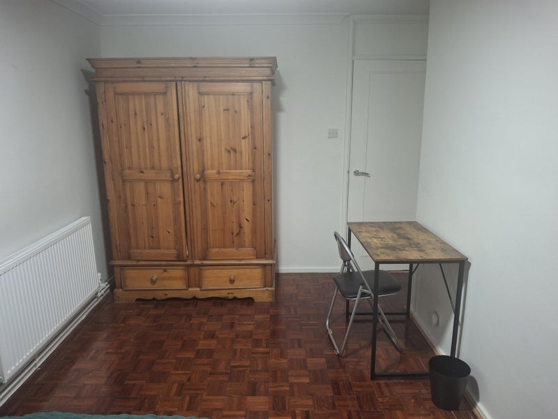 Room Douglas Road North in Greater London