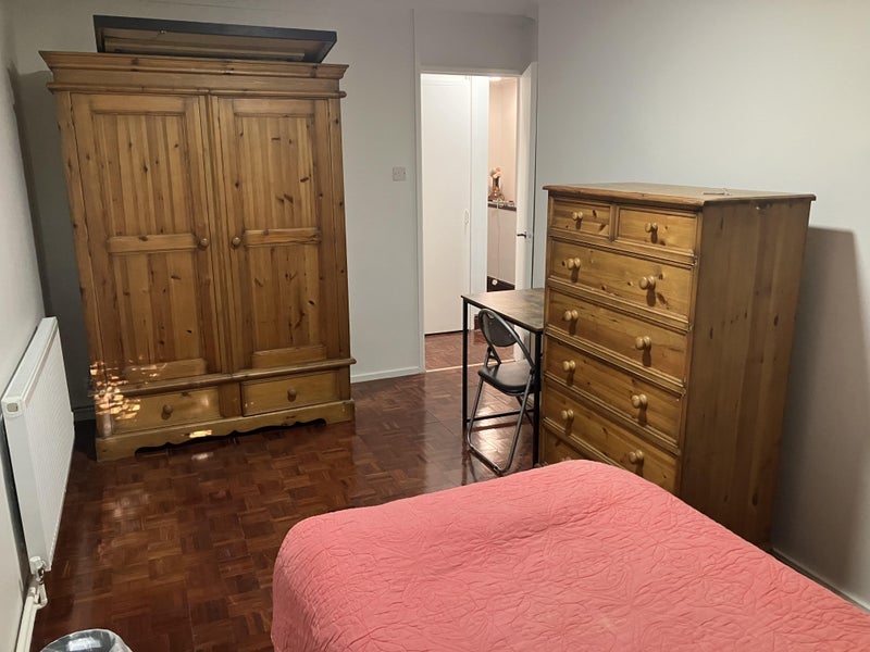 Room Douglas Road North in Greater London