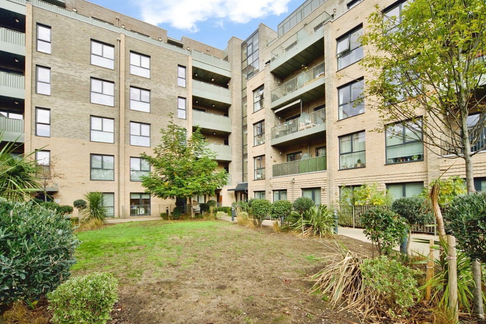 Flat Louis Close in Greater London