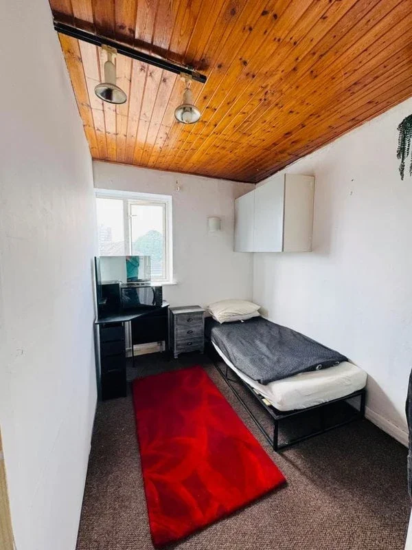Room Finchley Lane in Greater London