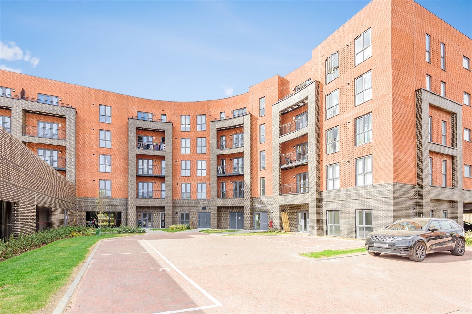 Flat Nightingale Way in Reading