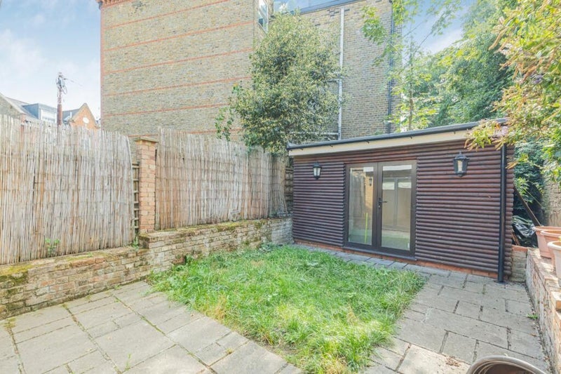 Room Mayflower Road in Greater London