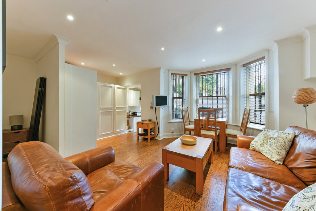 Flat Hornton Street in Greater London