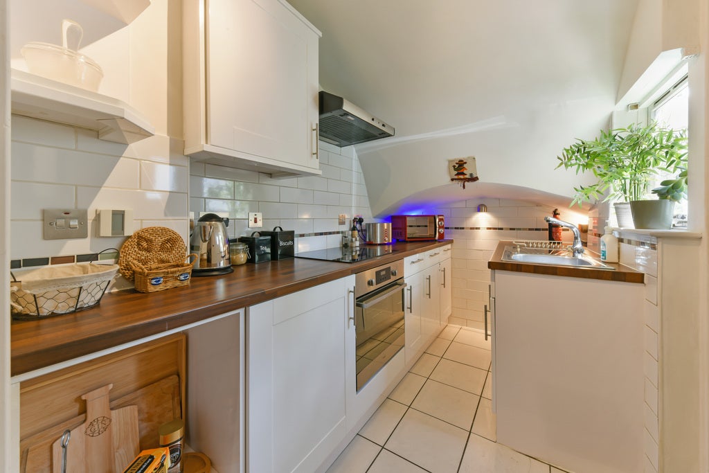 Flat Hornton Street in Greater London