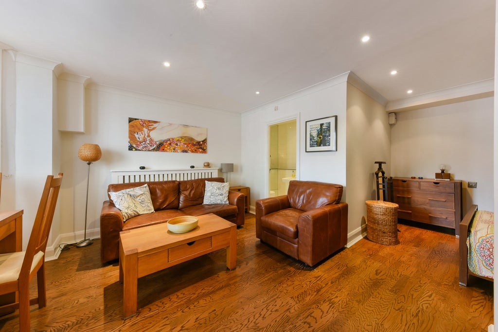 Flat Hornton Street in Greater London